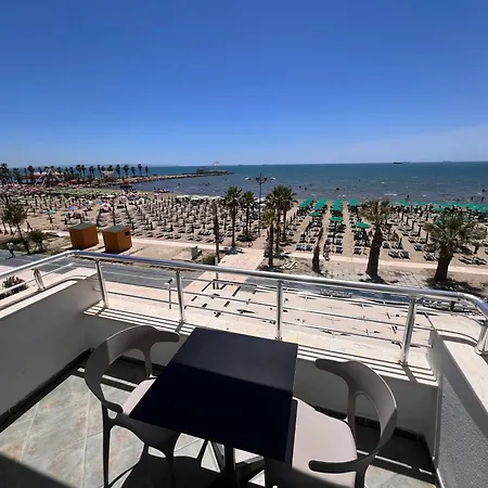 Wave Beachfront Aparthotel Durrës