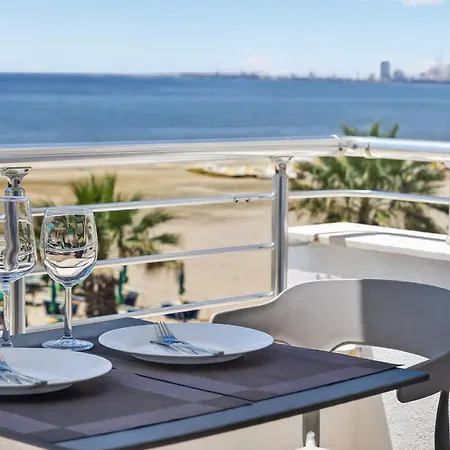 Wave Beachfront מלון דירות